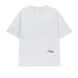 CALLIGRAPHY BACK LOGO POCKET TOP IN LIGHT GREY