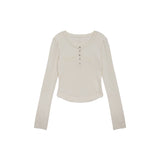 APPLIQUE LOGO HENLY NECK SLIM TOP IN IVORY